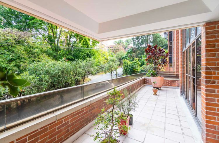 Enormous Whole Level Apartment Located in Castropol