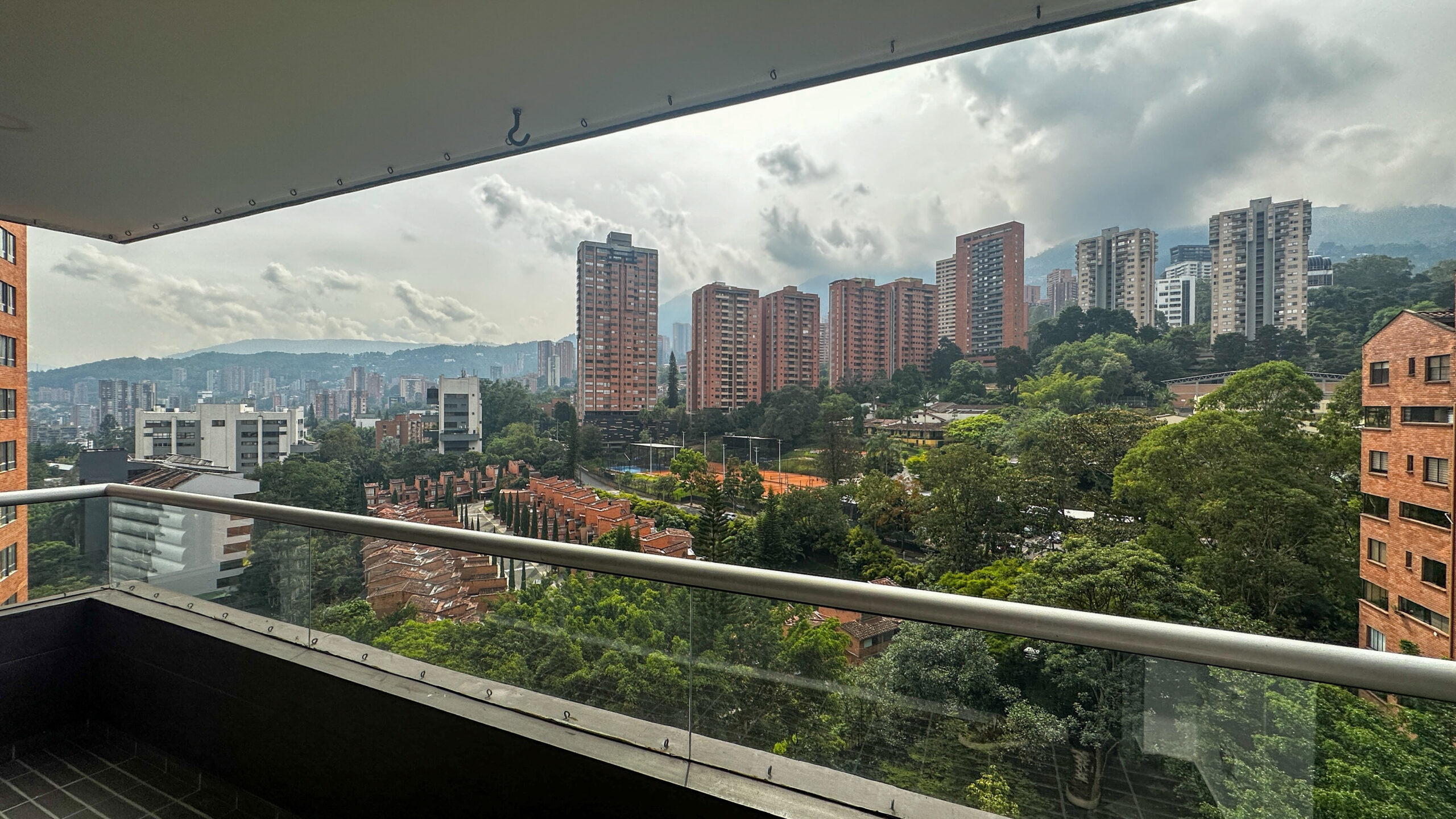 A Blank Canvas with City Views – 3BR Apartment in Los Balsos