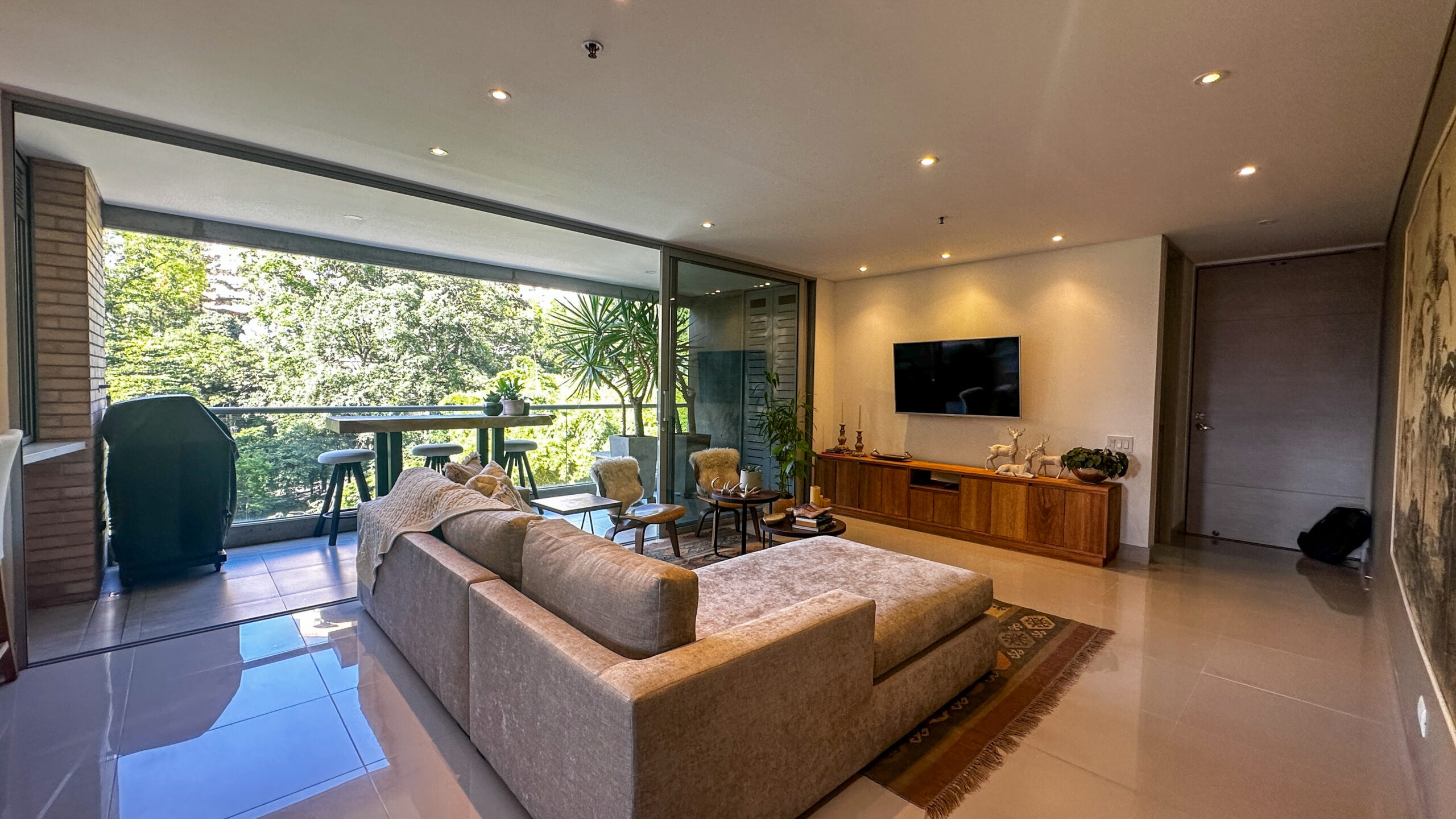 Walkable Luxury Living in Provenza – 2BR Light-Filled Apartment
