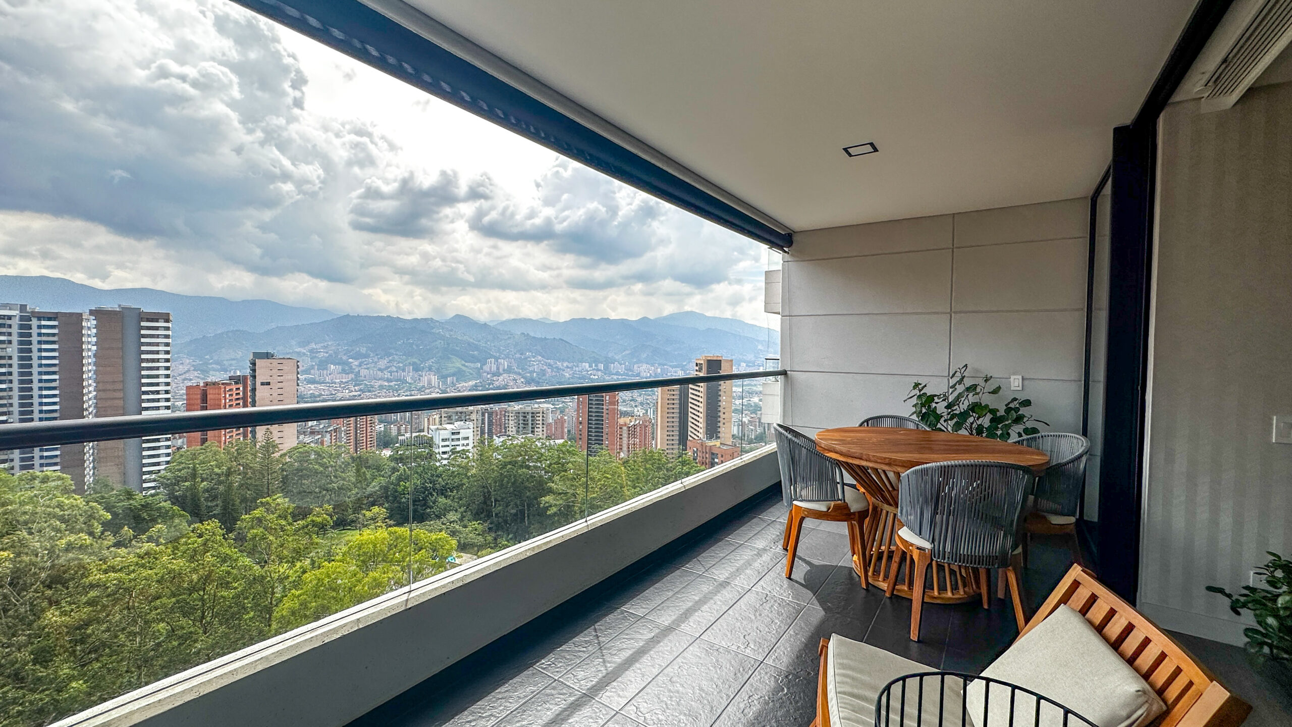 Skyline Living in El Tesoro – Modern 1.5BR with Balcony