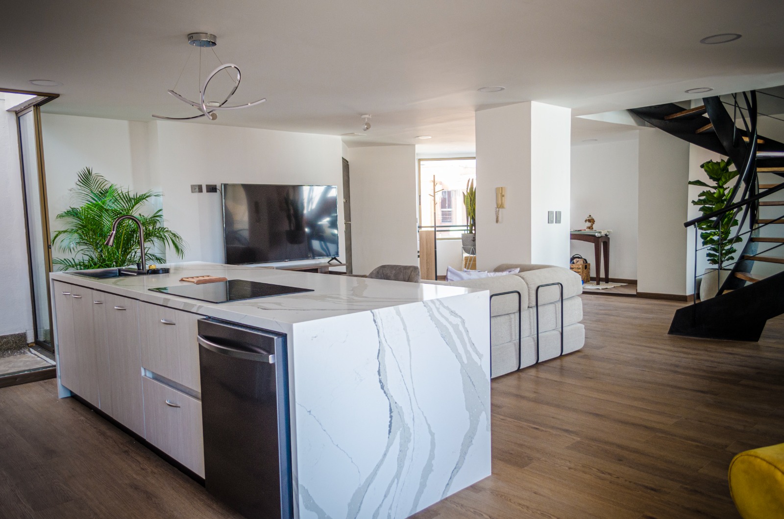 Elegant Duplex Penthouse in Prime Laureles Location