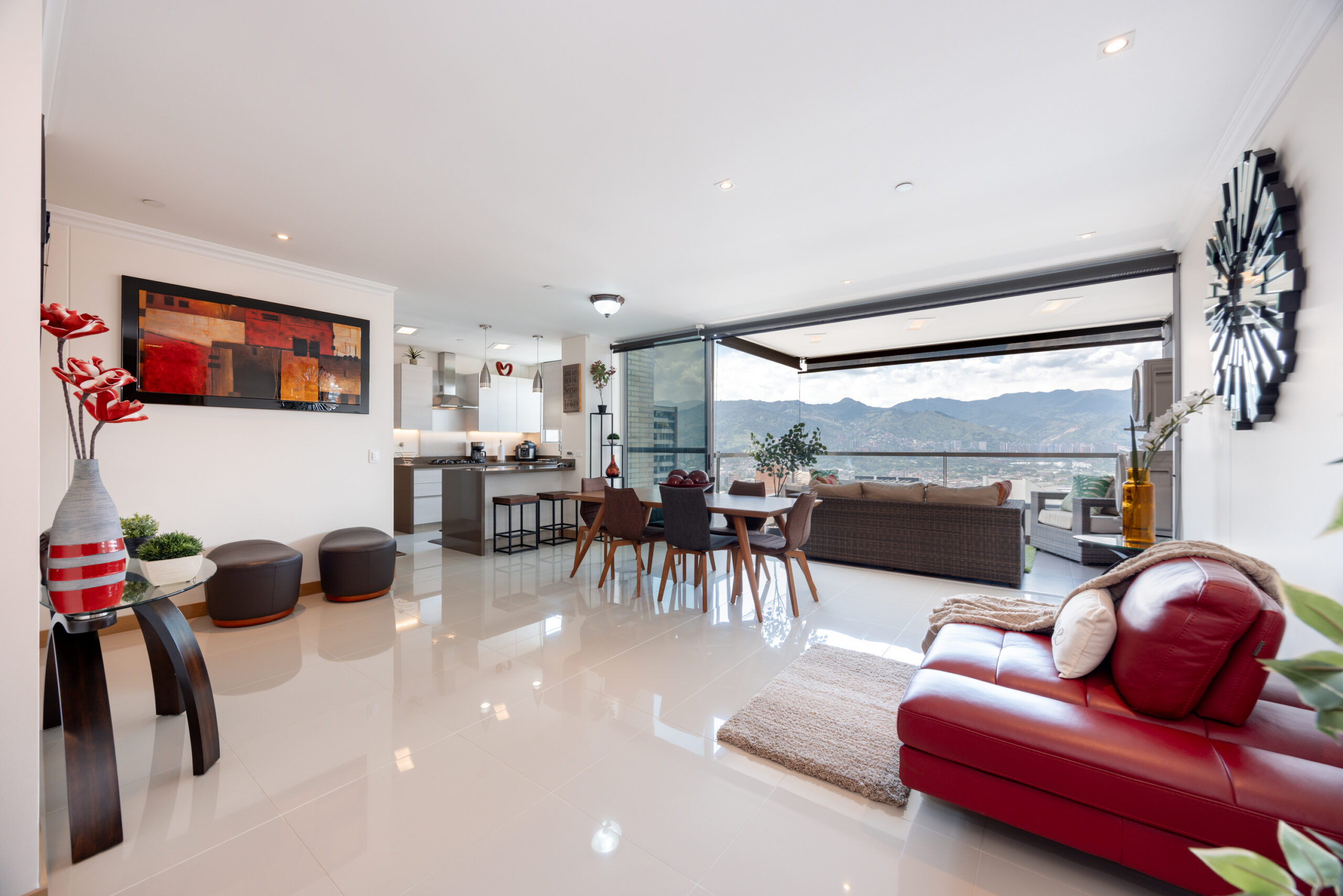 LUXURY 3 BEDROOM APARTMENT WITH CITY VIEWS – EL POBLADO