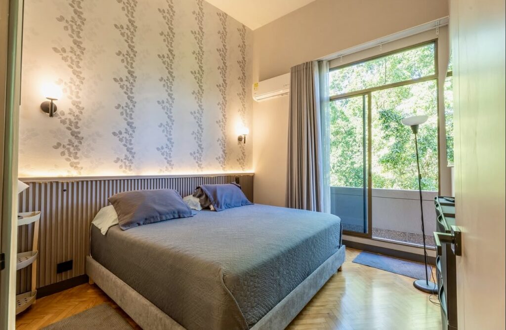 Top-Floor 1-Bedroom Gem in Provenza, Fully Furnished with High Ceilings & Prime Location (RENOVATED)