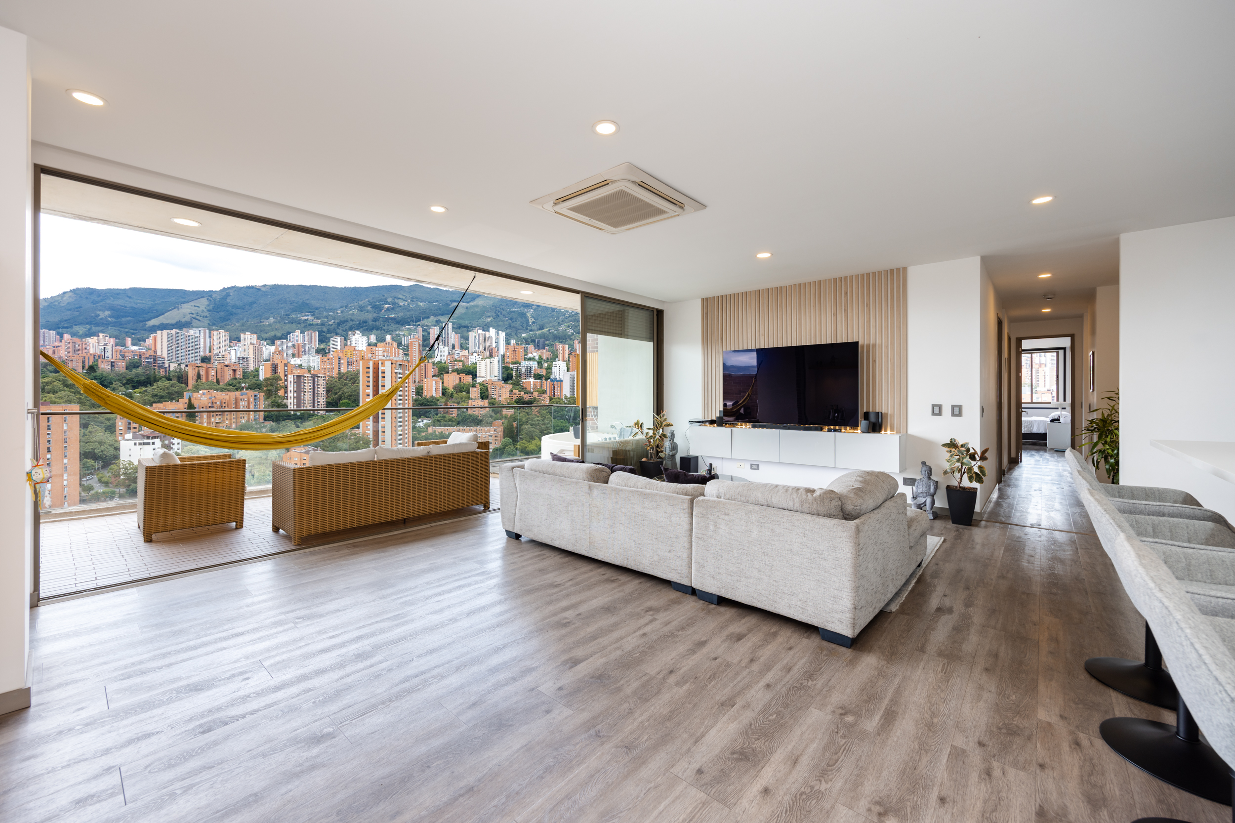 3-Bed Penthouse: Spectacular Views, Terrace and Jacuzzi – Medellin
