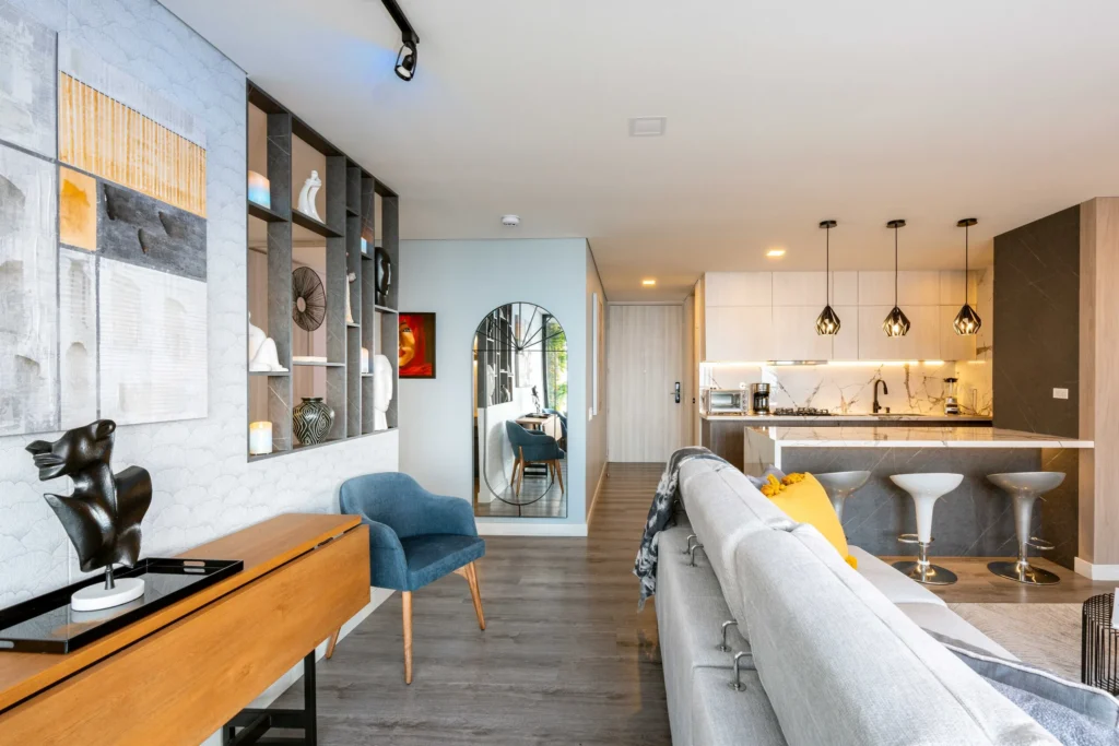 quartier-801-09-living-room-gallery-wall