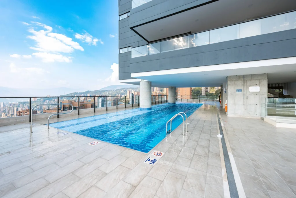 quartier-801-43-rooftop-pool-wide