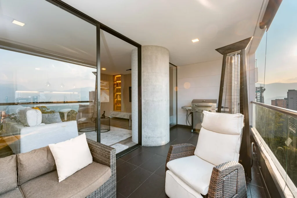 quartier-801-58-balcony-seating